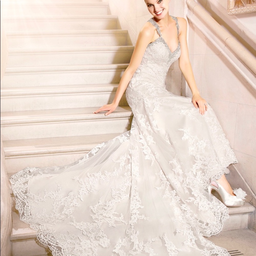 Lace fitted wedding gown